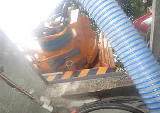 清溝車旁拉出的藍色抽吸管