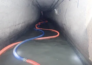 橘色與藍色水管一路延伸進長長的箱涵